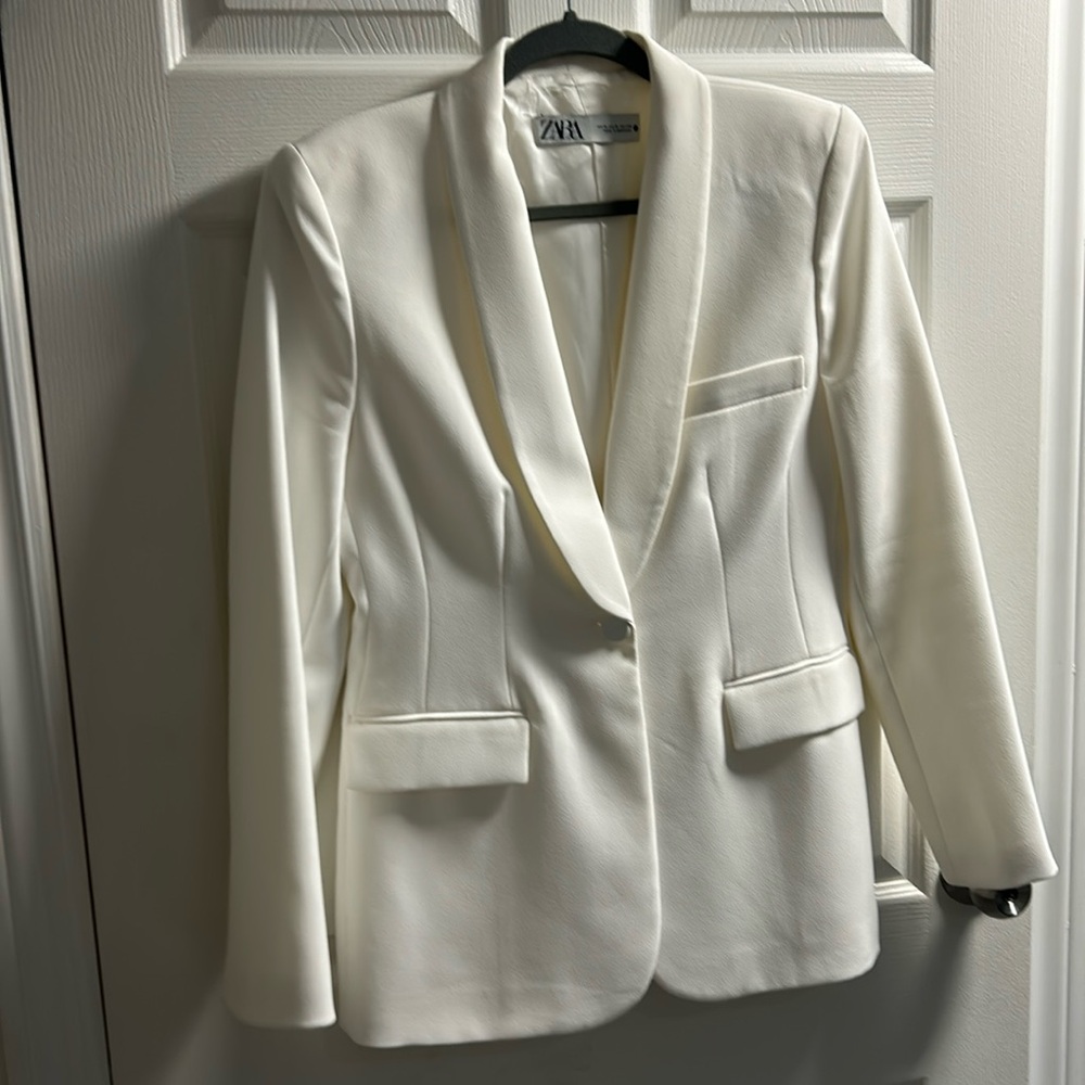 Tuxedo-style blazer with faux front pockets